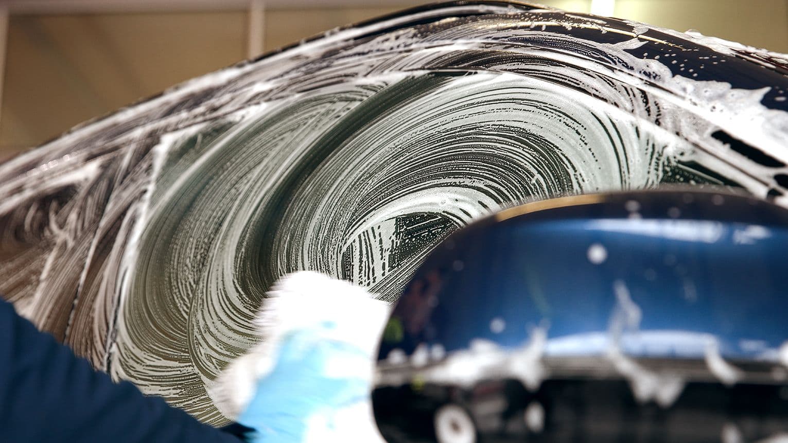 Handwäsche vs. Waschanlage: was ist besser für den Autolack?